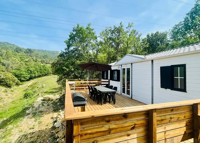 Charmant Chalet avec terrasse et accès piscine.